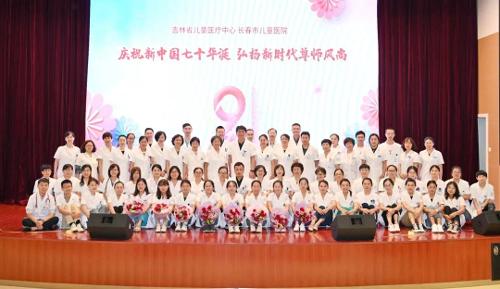 肩负“园丁”使命的白衣天使们，请收下这束鲜花！