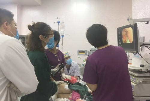 长春3岁女孩肚子疼，没想到肚子里竟然取出这么个“大家伙”