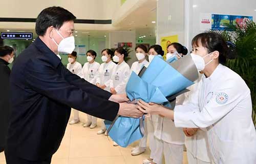 国际护士节前夕，张志军看望慰问一线护士：弘扬伟大抗疫精神，夺取全市抗疫全面胜利
