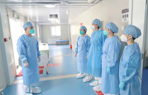 伴光而行，当好抗疫守门人——记a片网站
门诊办主任魏志刚