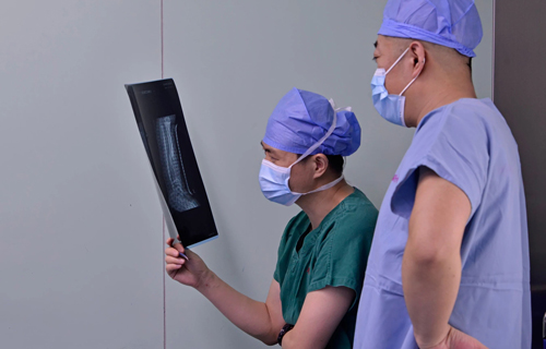 又一例！罕见病——先天性胫骨假关节手术在a片网站
完成