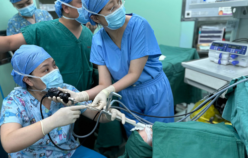 硬币惹大祸 家长要小心