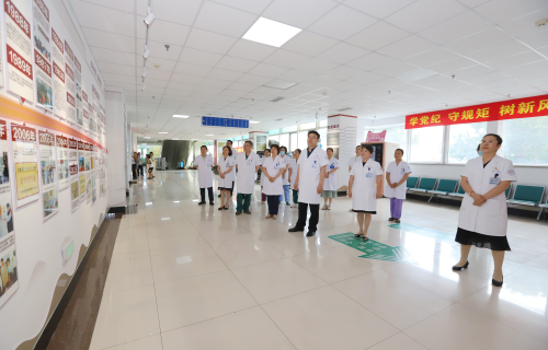 党建长廊寻初心 重温誓词铸医魂