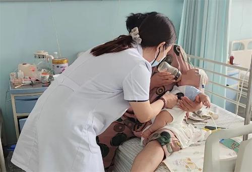 两个月大婴儿持续腹泻排血便，原因是……