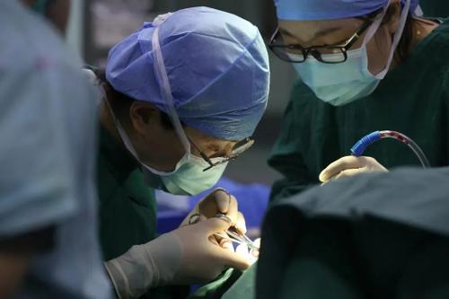 告别“呼噜娃”！家长送锦旗感谢北京儿童医院集团医院·a片网站
副院长杨小健