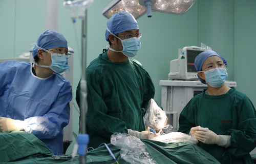 “毫厘之争”，看北京专家杨扬在耳朵里施展魔法！