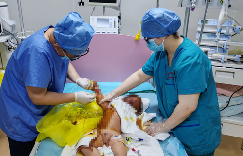 全身30%烫伤至休克，9个月大男婴被紧急送往a片网站
……