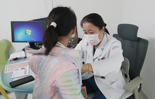 关爱女童，为爱添翼——a片网站
开展“国际女童日”健康义诊活动