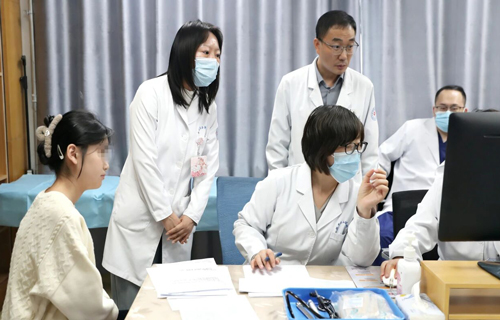 邓江红主任医师暖心来长，送来“诊疗+指导”双份健康关怀